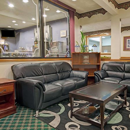 Days Inn By Wyndham Laramie Bagian luar foto