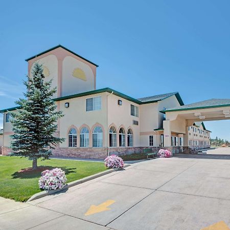 Days Inn By Wyndham Laramie Bagian luar foto