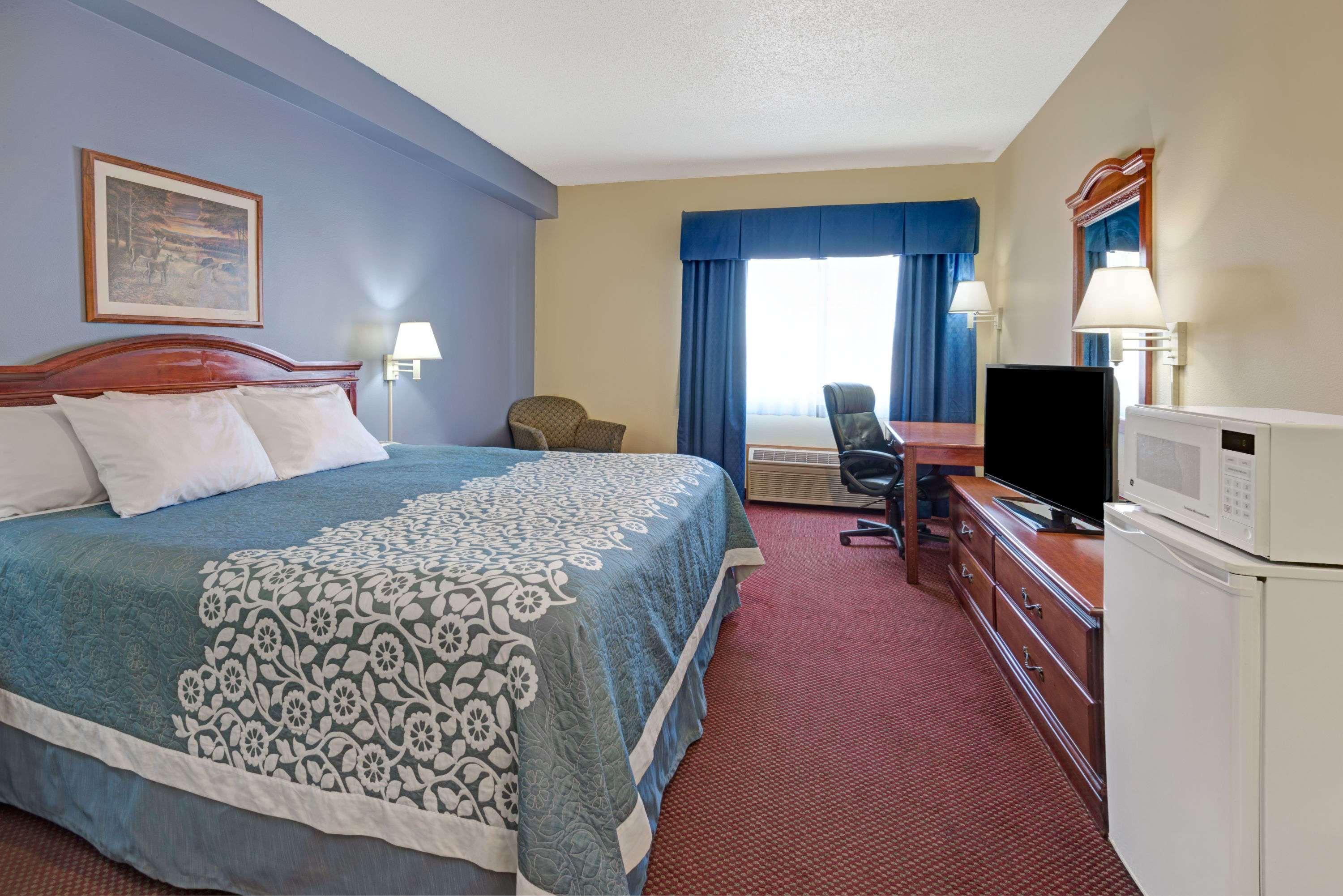 Days Inn By Wyndham Laramie Bagian luar foto