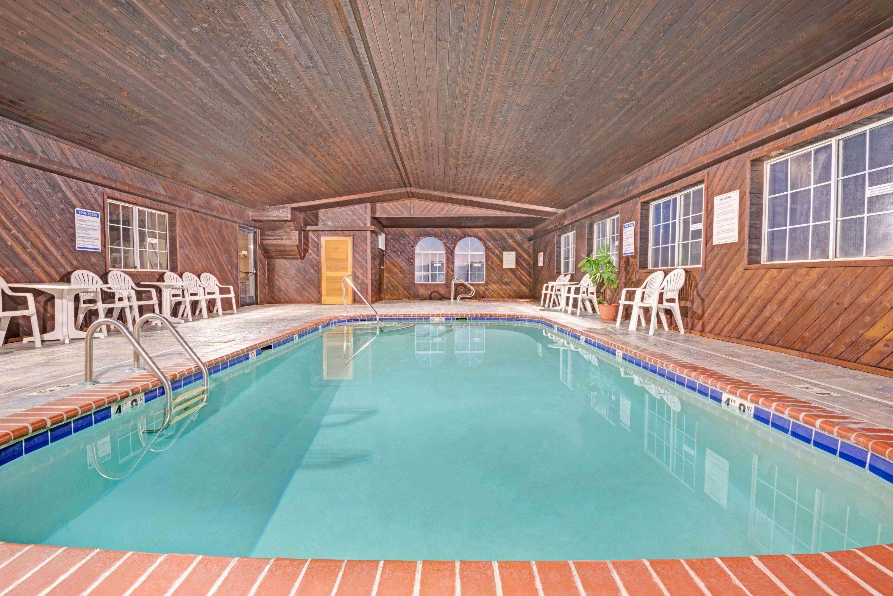 Days Inn By Wyndham Laramie Bagian luar foto