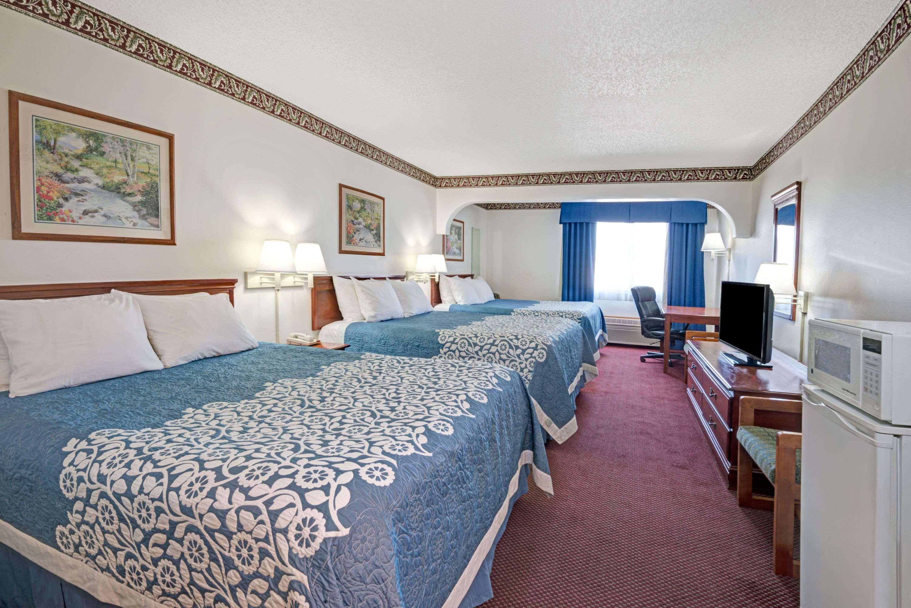 Days Inn By Wyndham Laramie Bagian luar foto