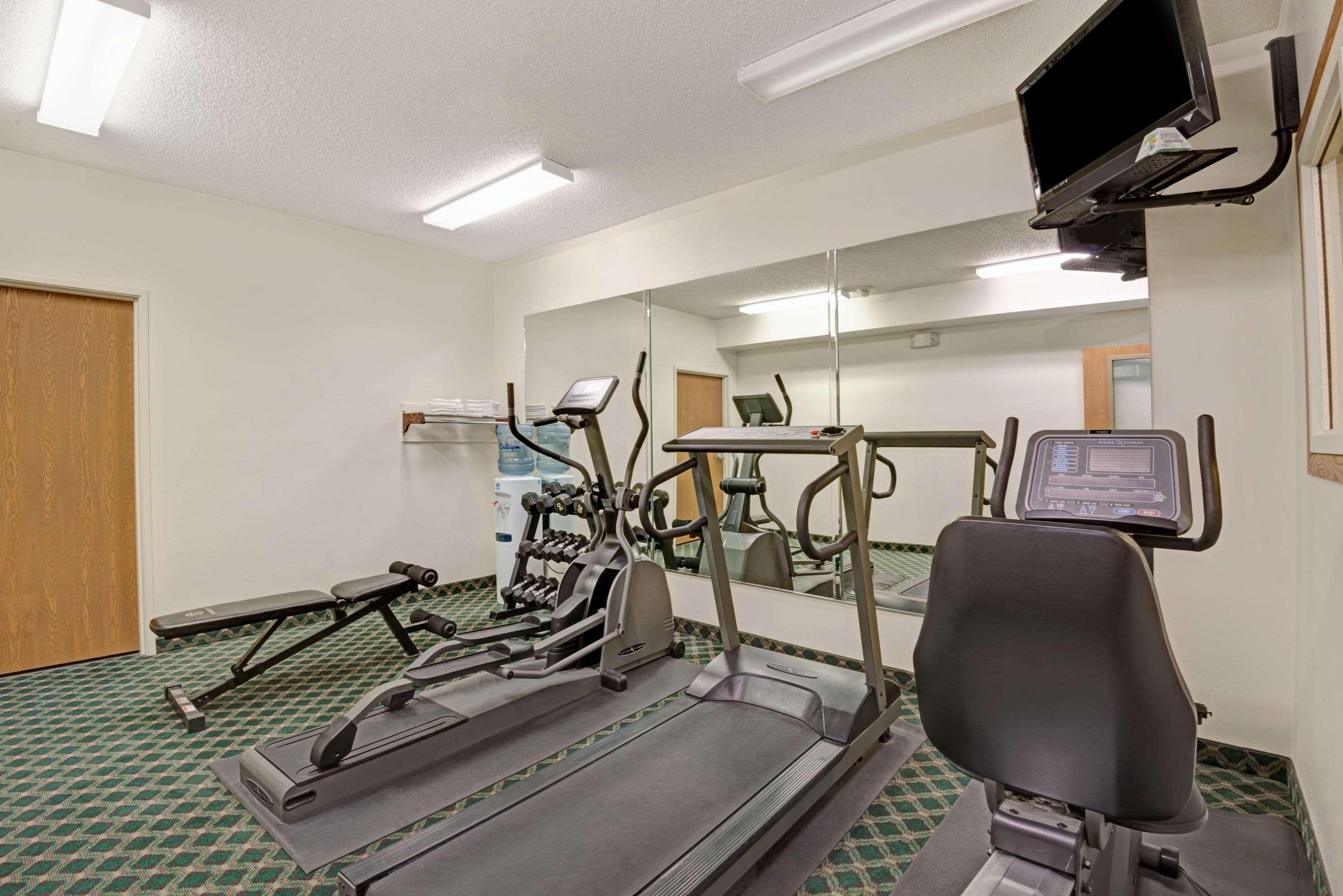 Days Inn By Wyndham Laramie Bagian luar foto