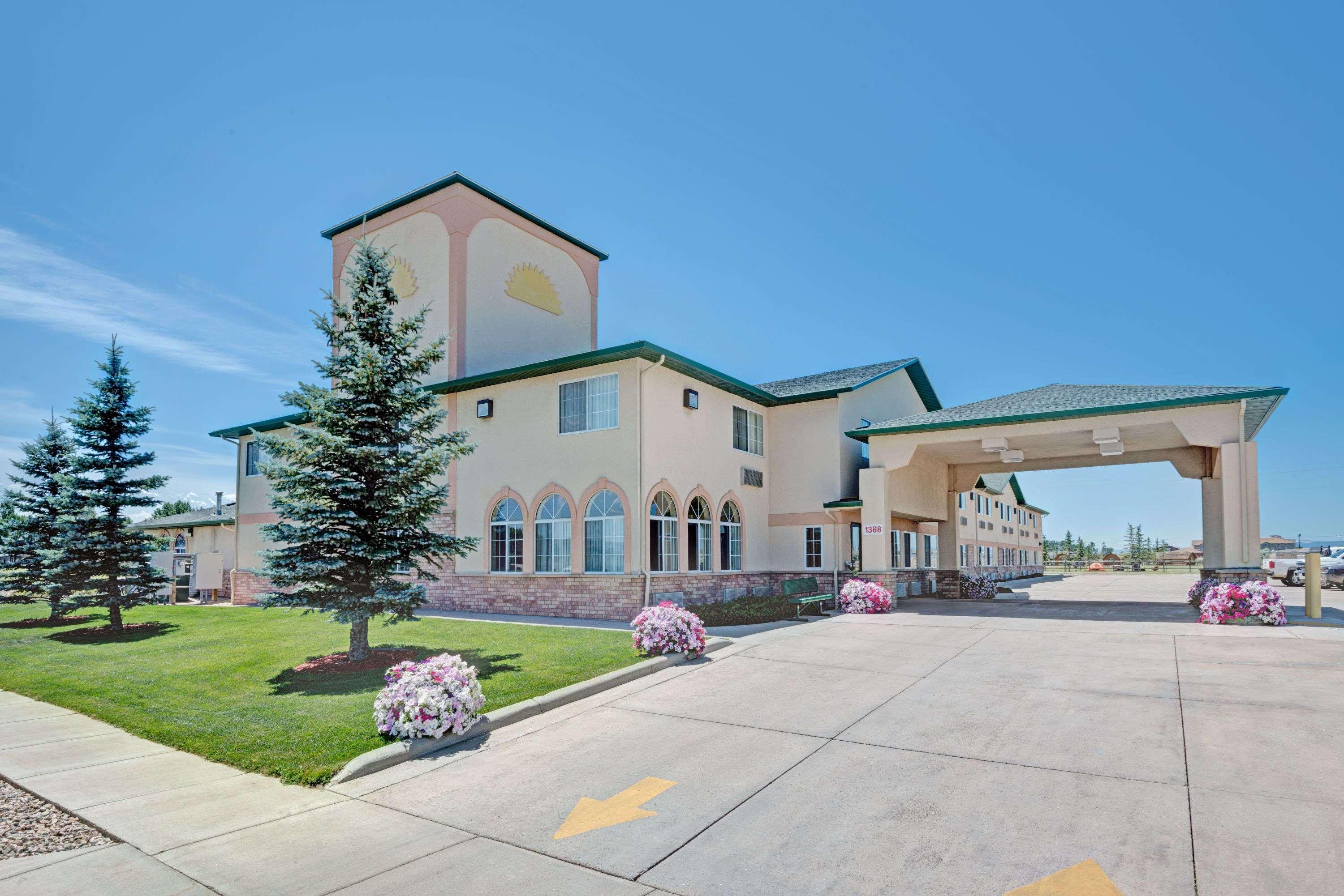 Days Inn By Wyndham Laramie Bagian luar foto