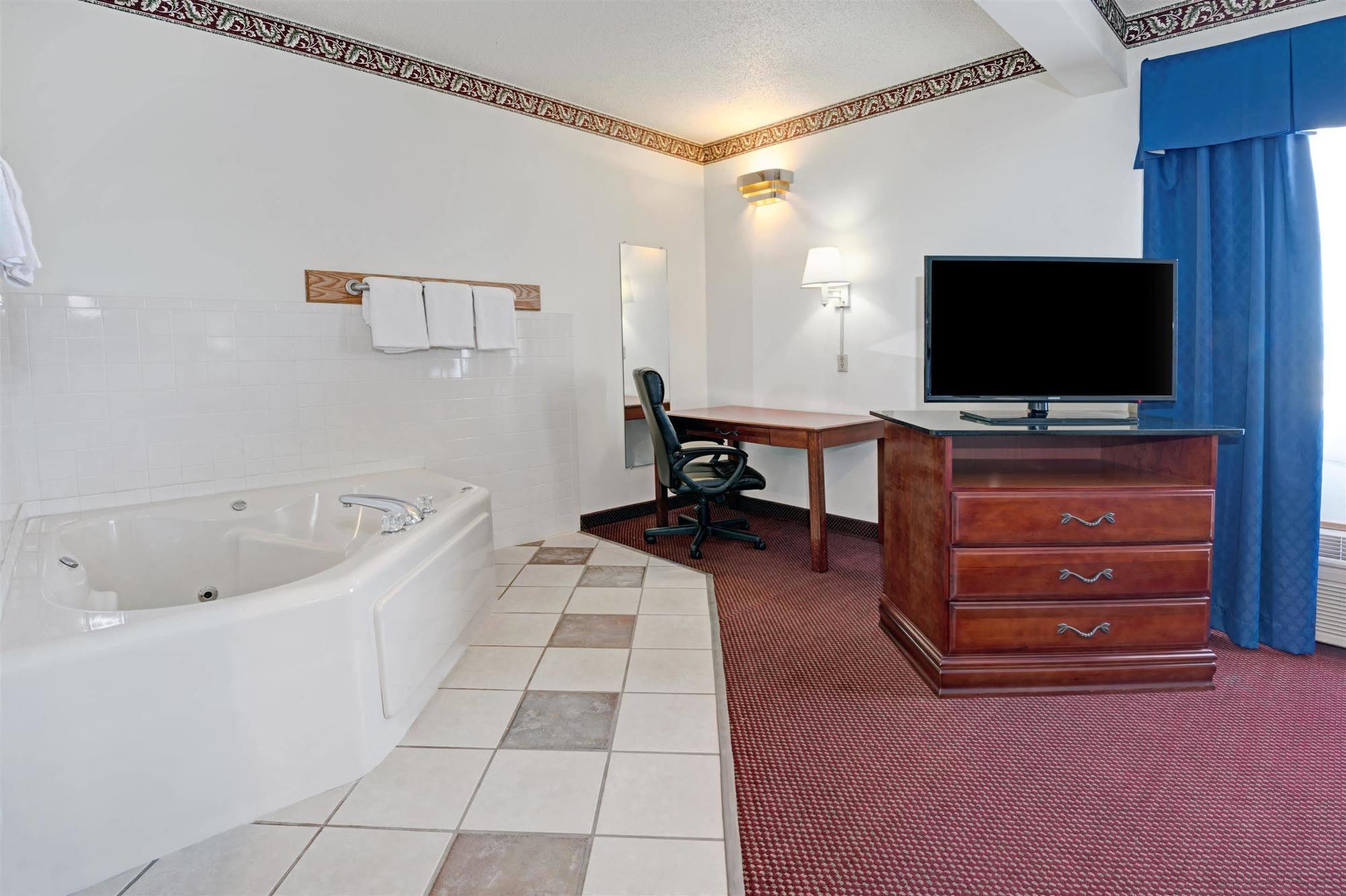 Days Inn By Wyndham Laramie Bagian luar foto